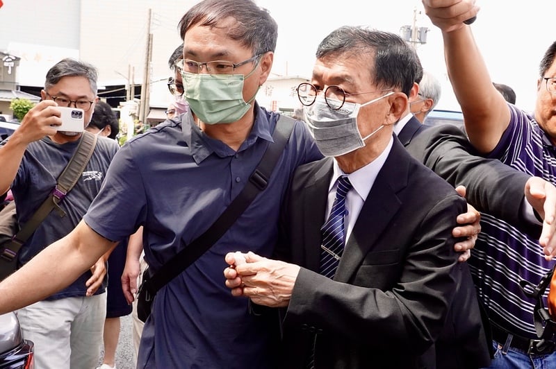 前台北市副市長彭振聲妻子1日在高雄住處墜樓身亡，彭振聲（前右）2日上午9時許抵達高雄市立殯儀館。中央社