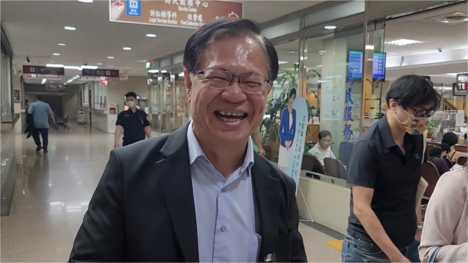 民眾黨立委黃國昌日前在立院播放「示範帶」惹議,北檢接獲告發後,2日以證人身分傳喚民眾黨立委張啓楷(中)說明。中央社