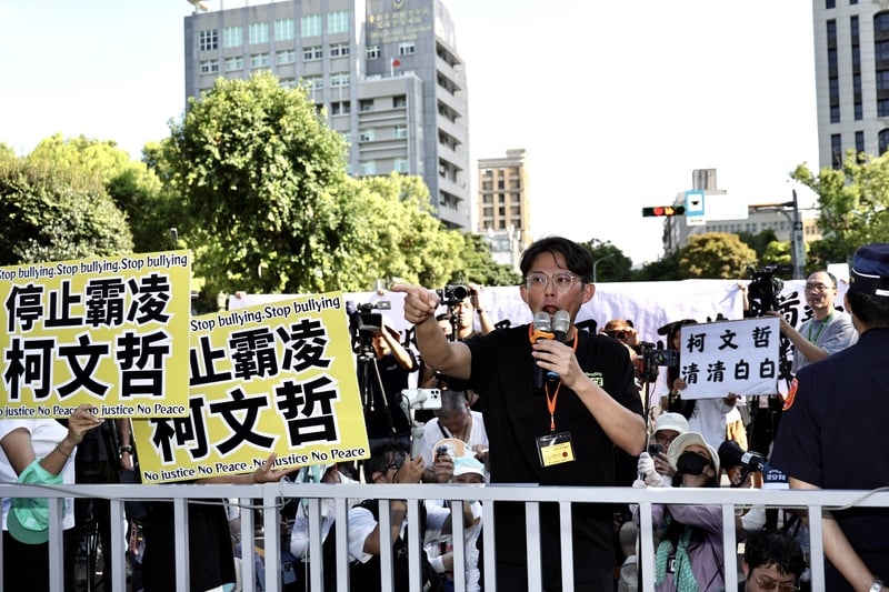 民眾黨主席黃國昌2日發黨員呼籲726投不同意罷免票。圖為黃國昌1日現身北院前小草集會/中央社