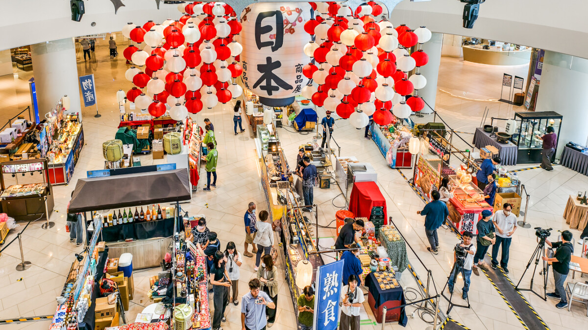 ▲SKM Park Outlets 高雄草衙「日本商品展」,結合多樣當地特色商品與經典小吃,不出國也能滿足味蕾與購物的雙重享受。(圖/記者黃淑貞攝)