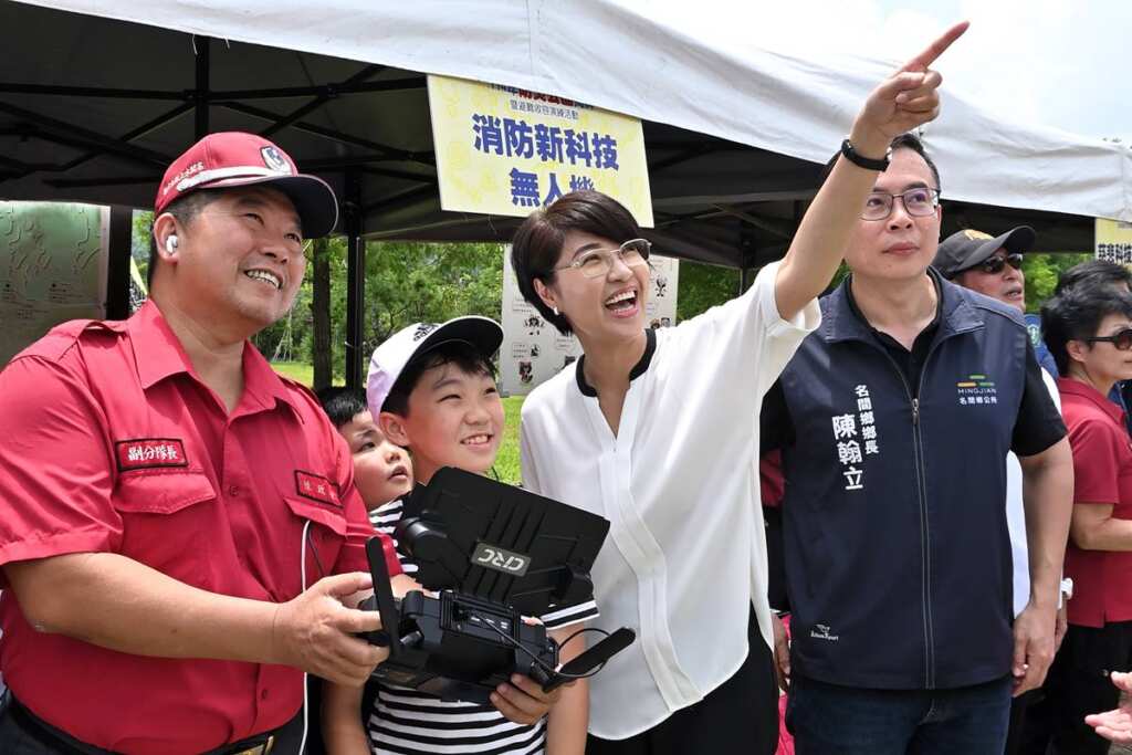 ▲南投全縣26座防災公園揭牌,許淑華贊許避難收容安置演練逼真。(記者張玉泰攝)