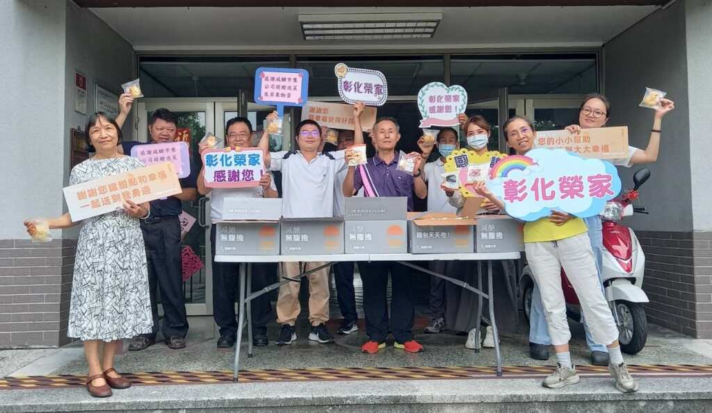 ▲減醣市集廠商特別捐贈一批精心製作的低醣泡芙及貝果給彰化榮家，以實際行動傳遞溫暖與關懷。（彰化榮家提供）