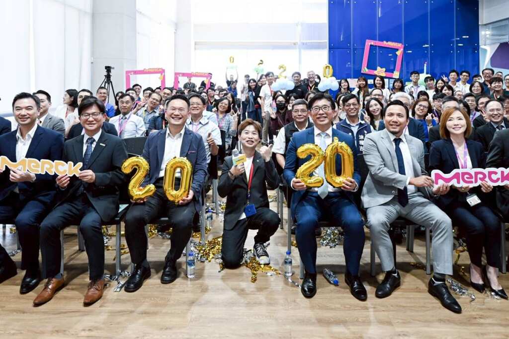 ▲默克集團光電科技桃園廠二十週年慶祝活動大合影。