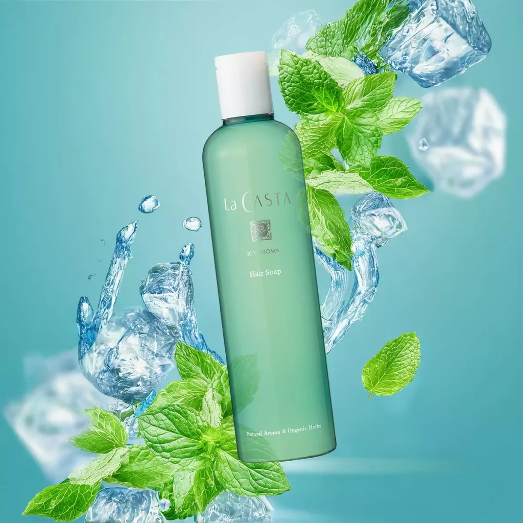 日本La CASTA蕾珂詩沙龍級淨化涼感精油洗髮精 300ml(售價820元)夏日限定登場。清新植萃的複方草本薄荷香氣,加上薄荷涼感,猶如沉浸在日本北阿爾卑斯山水流般的清涼舒暢感,一掃夏日高溫悶,為夏日頭皮帶來瞬涼消暑,解除頭皮黏膩悶熱感。