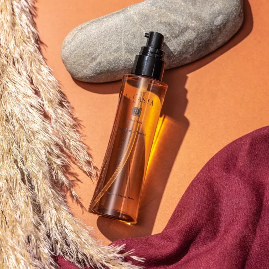 日本La CASTA蕾珂詩沙龍級頭皮修護露120ml(1350元)的植物成分搭配香子蘭精華,深層滋養乾燥搔癢的頭皮,洗完髮擦乾後直接塗抹於頭皮,為肌膚鎖水展現年輕生命力。