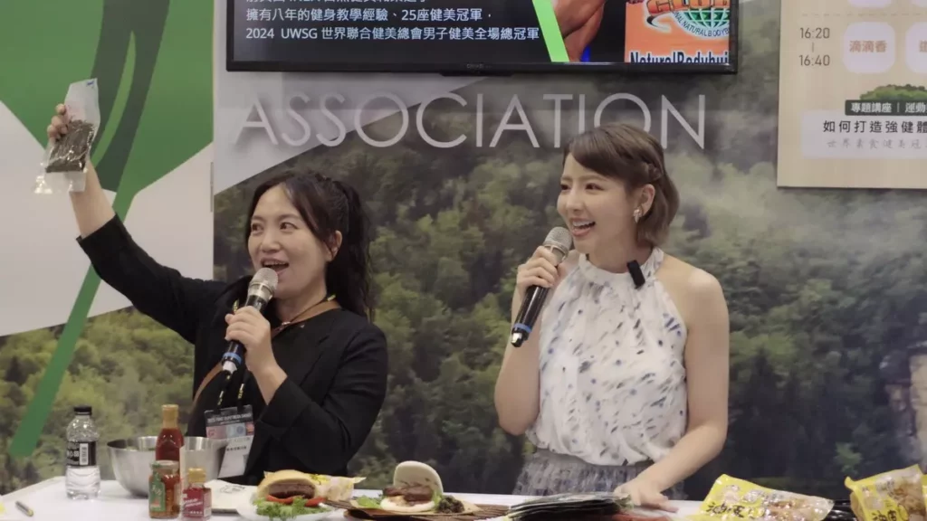 素食藝人宋羽葤(右)擔任主持,串聯整場活動節奏與觀眾互動。