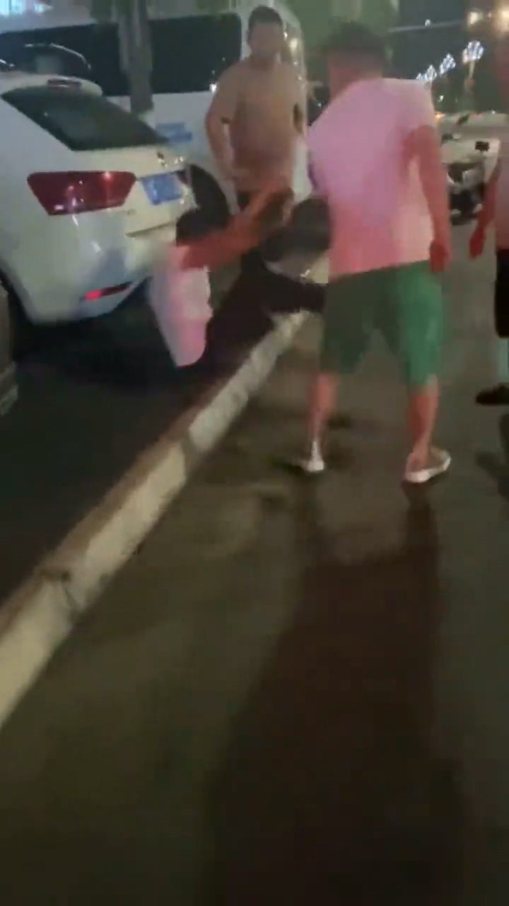 影／男抖音認識12歲女騙出上床！父母當街逮人怒圍毆　陸警介入調查　