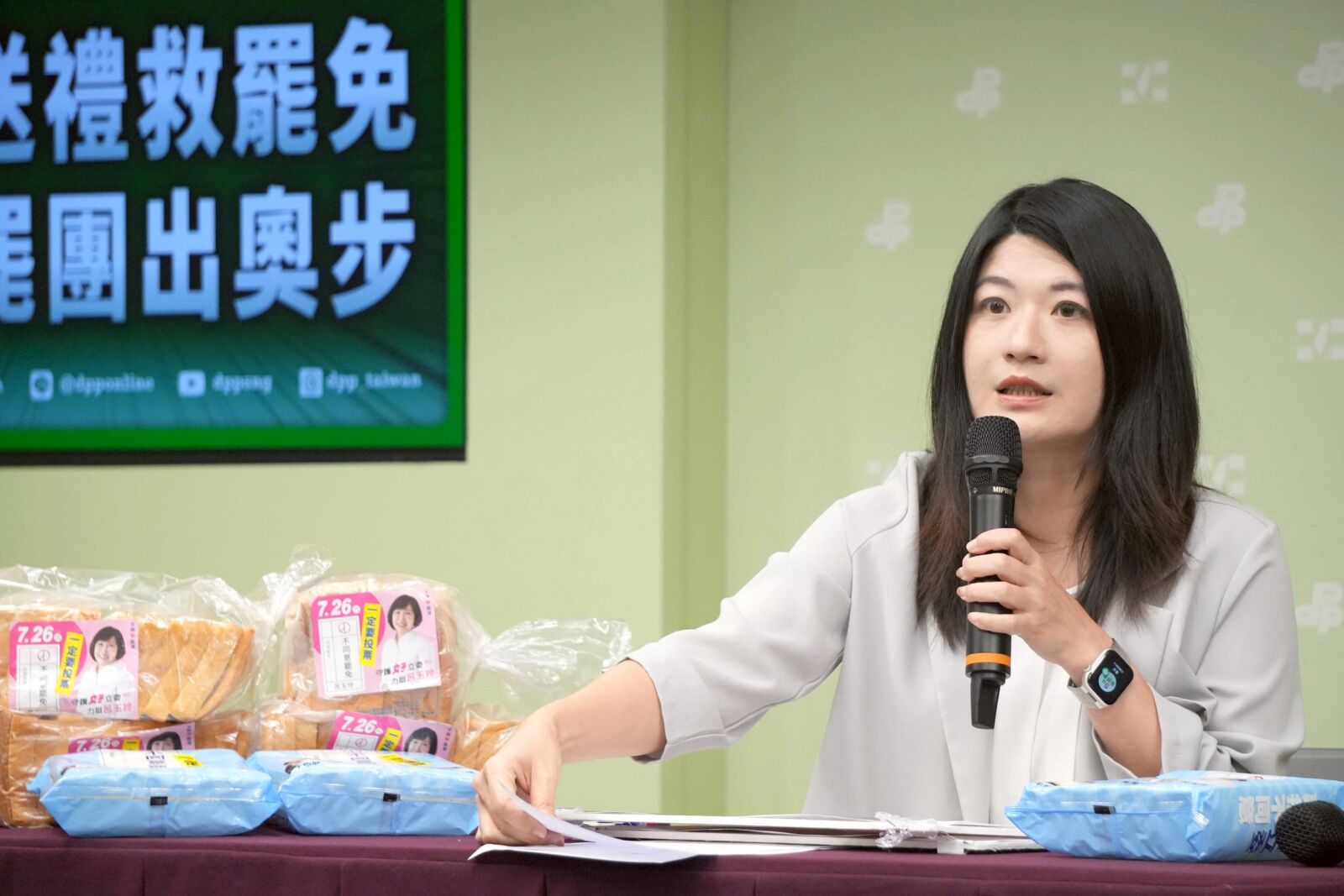 民進黨控藍委送吐司米粉干預罷免 許家睿、魏筠籲726投同意 234 民進黨控藍委送吐司米粉干預罷免 許家睿、魏筠籲726投同意 233