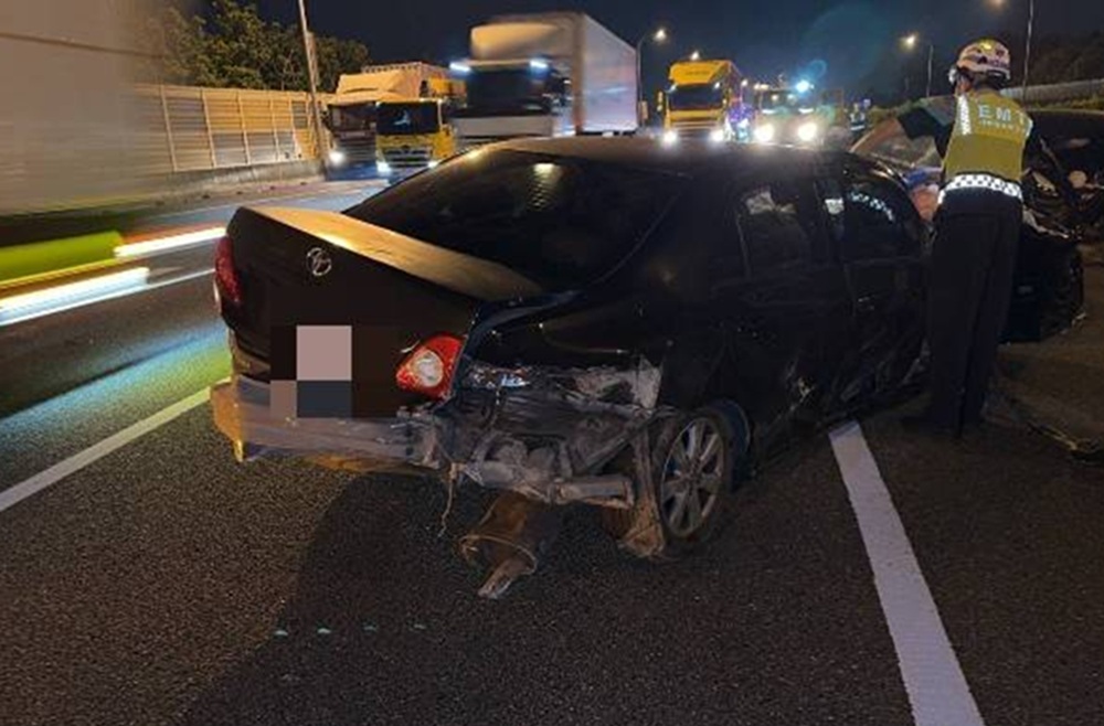 涉酒駕失控自撞 42歲男下車步行被擦撞引發連環車禍 251 cnews204250702a09