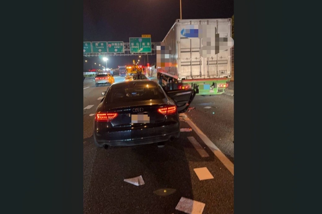 涉酒駕失控自撞 42歲男下車步行被擦撞引發連環車禍 252 cnews204250702a10