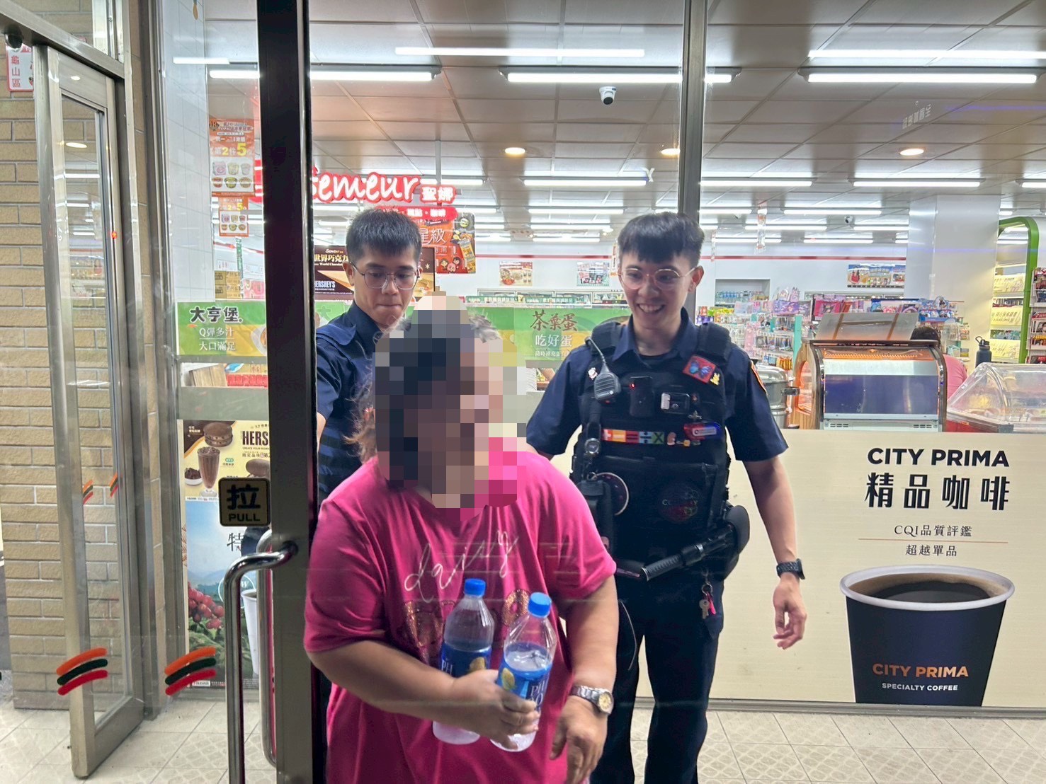 失智婦買冰走失6公里 龜山警暖心助團圓 S 467255653