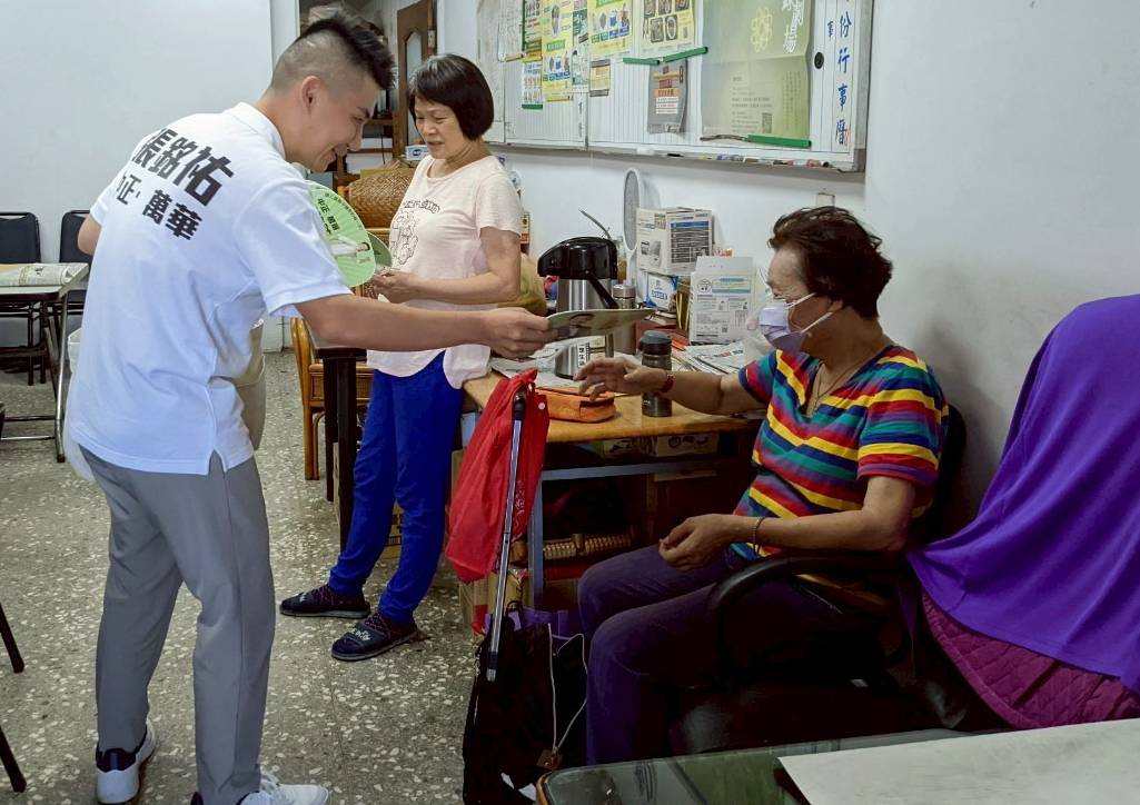 張銘祐近期深入台北市中正、萬華區,走訪騰雲里與永昌里,關心社區長輩生活。(記者劉芸圻 翻攝)