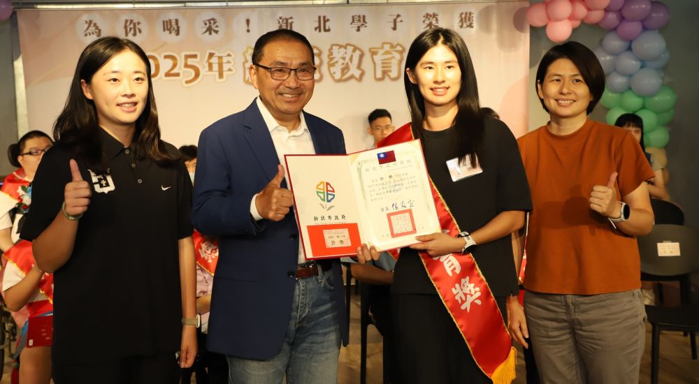 表揚榮獲總統教育獎 侯友宜頒獎學金肯定逆境勇敢前行 7 《圖說》輔仁大學許樂同學已兩度榮獲得總統教育獎,雖然先天雙耳重度聽損,卻在田徑跨欄項目。〈教育局提供〉