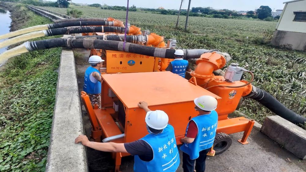 防汛機動部隊 新北6台大型移動式抽水機入列 2 《圖說》去年中南部發生嚴重淹水災情,新北迅速調度移動式抽水機及操作人員,前往淹水受災縣市進行救災復原工作。〈水利局提供〉