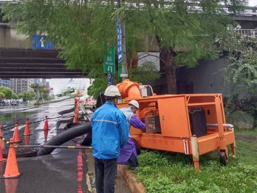 防汛機動部隊 新北6台大型移動式抽水機入列 3 《圖說》移動式抽水機是一種具備機動性,可快速佈置到需要排水地點的抽水設備。〈水利局提供〉