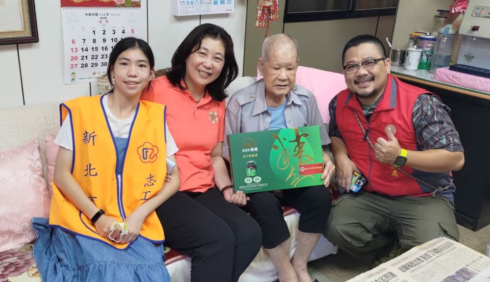 落實在地照顧 新北榮服處關懷新店榮民送暖 2 《圖說》吳曉慧總幹事(左2)、責任區輔導員(右1)及學生志工羅妹妹(左1)關懷常爺爺(右2),並致贈雞精禮盒。〈新北榮服處提供〉
