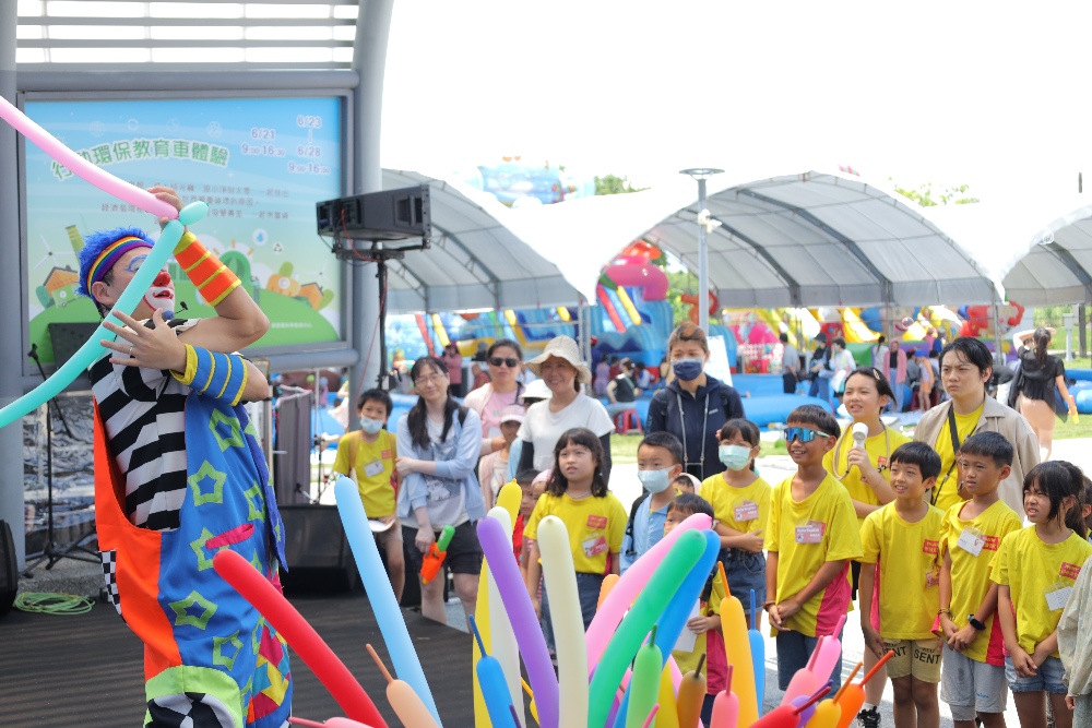 嘉義夏至日玩翻天 太空教育館氣墊水樂園陪你清涼迎暑假 1 ▲舞台互動精彩連連,現場笑聲不斷、童趣洋溢。(圖/嘉義縣科學教育中心提供)