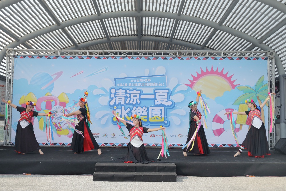 嘉義夏至日玩翻天 太空教育館氣墊水樂園陪你清涼迎暑假 4 ▲來自嘉義阿里山的鄒族逐鹿表演藝術團壓軸登場,為活動首日畫下精彩句點!(圖/嘉義縣科學教育中心提供)
