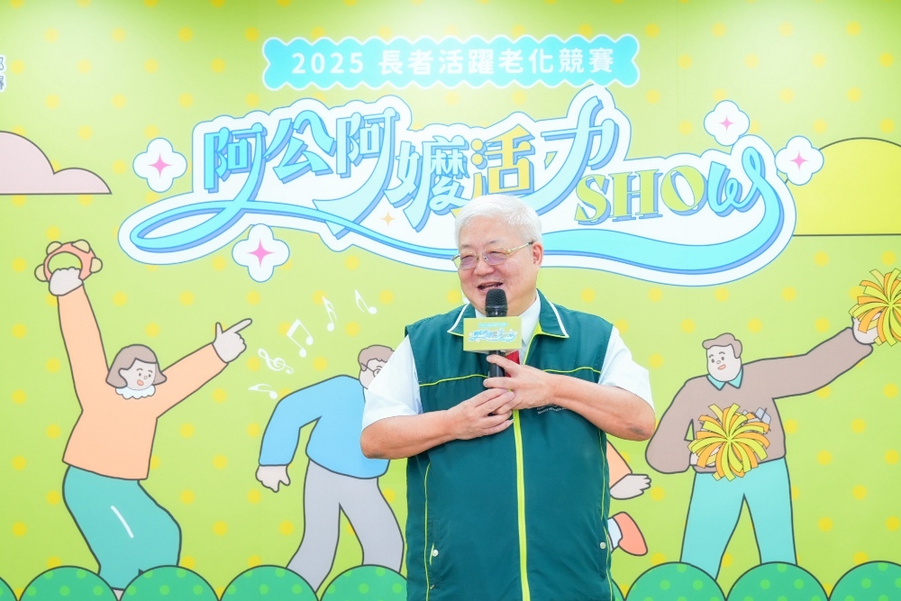 114年「阿公阿嬤活力SHOW」起跑啦 邀請全國長者共舞健康人生 1 ▲國民健康署署長吳昭軍鼓勵長輩多走出家門,參與活動。(圖/國民健康署提供)