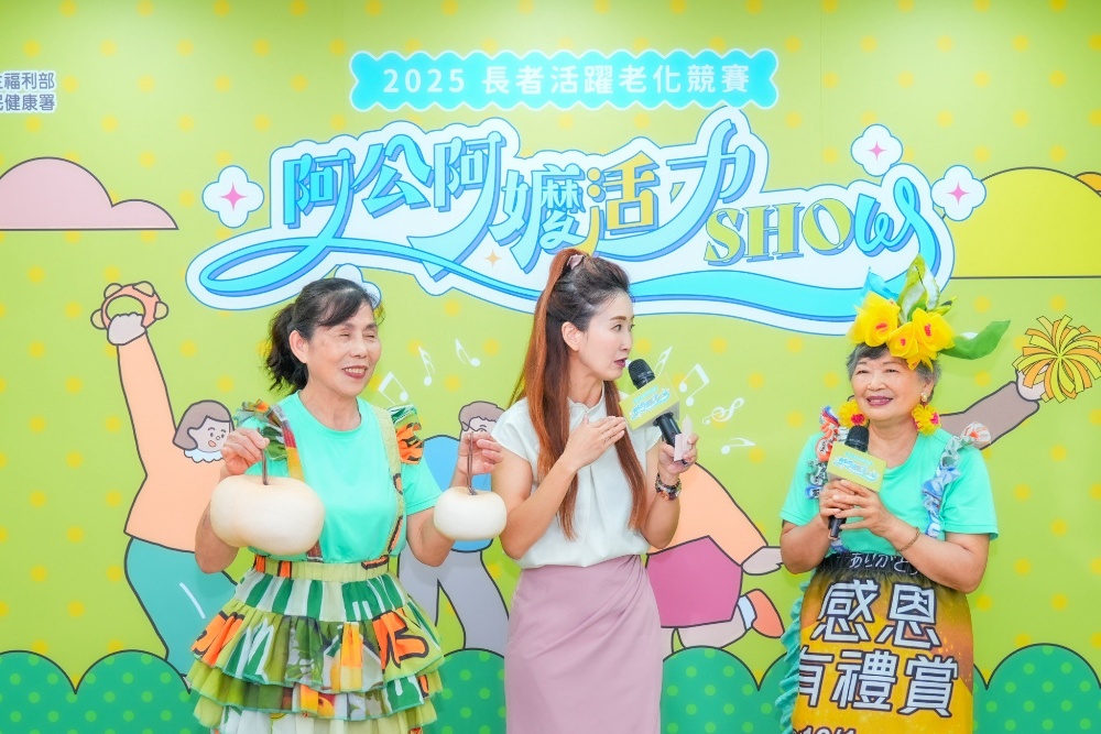 114年「阿公阿嬤活力SHOW」起跑啦 邀請全國長者共舞健康人生 3 ▲宜蘭延平社區的長者分享利用環保回收材質製作衣服及道具。(圖/國民健康署提供)