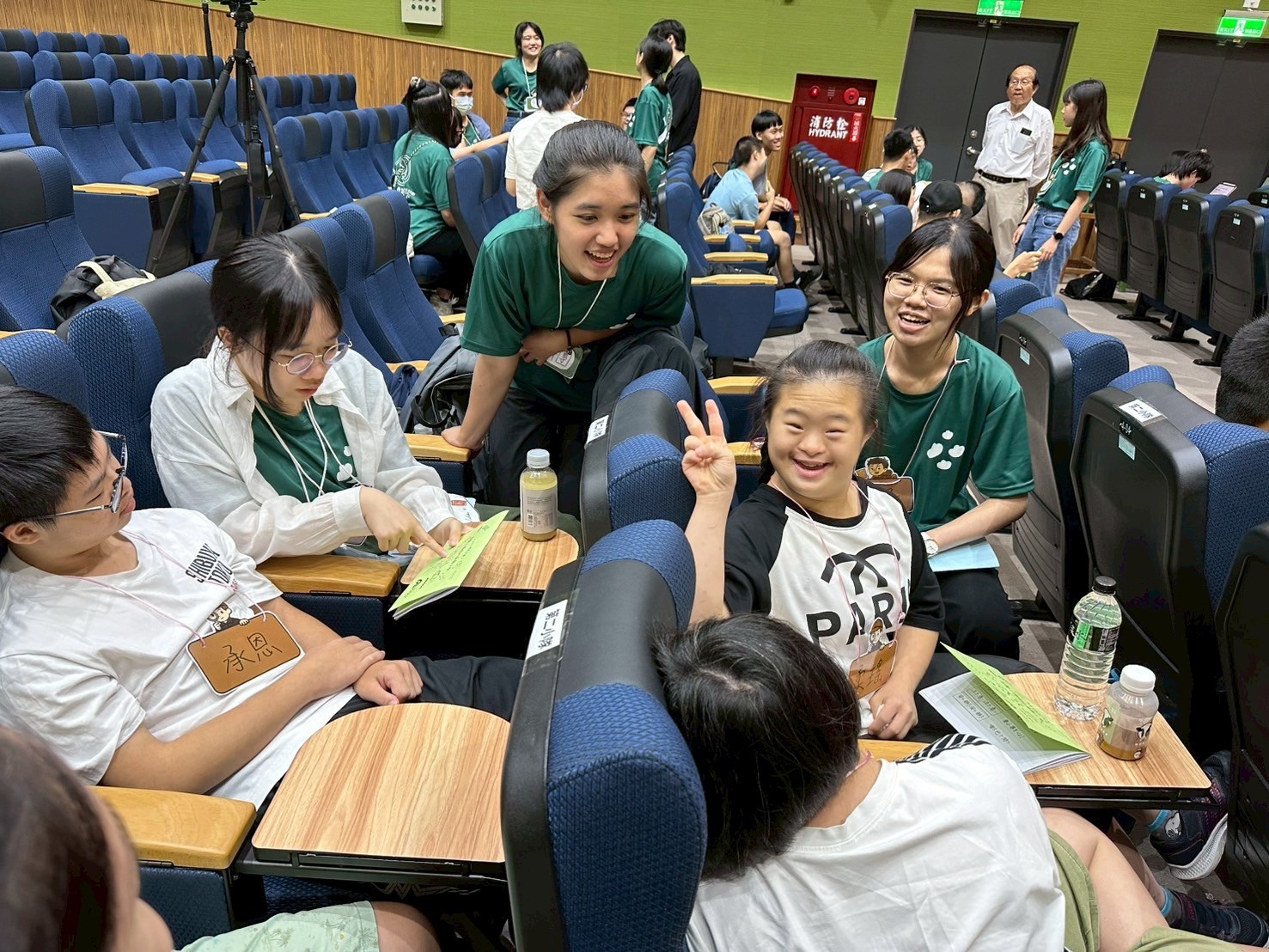 連四年暑假陪伴唐寶寶 女大生收卡片落淚