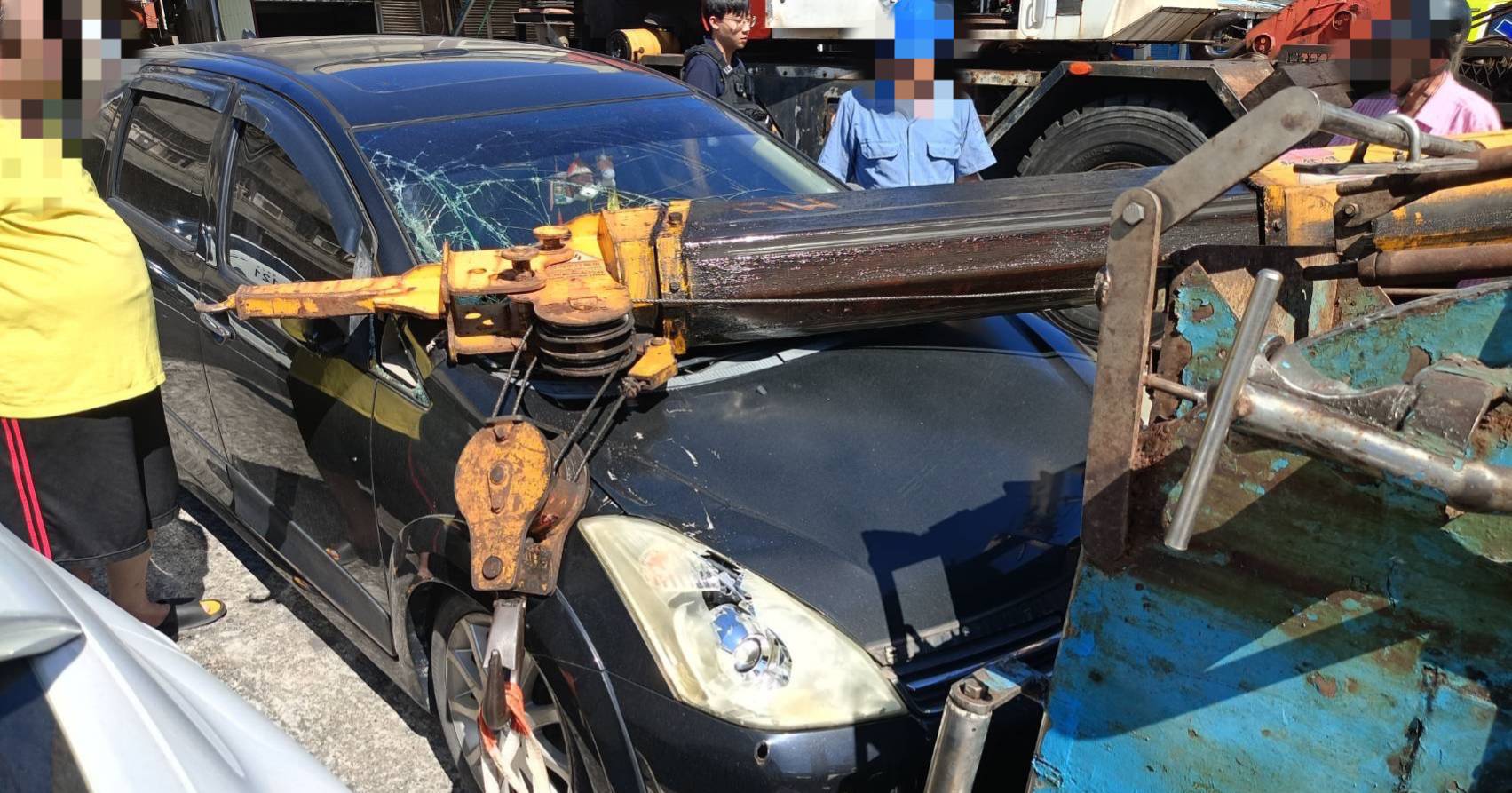 吊車翻覆砸中路邊自小客 司機幸運逃過一劫僅受皮肉傷