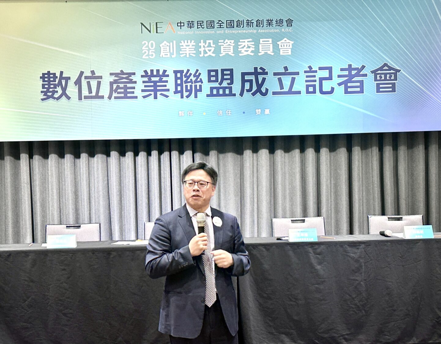 數位產業聯盟蕭哲君會長說明如何推動聯盟發揮1+1大於2的聯盟優勢。(圖/記者林照東攝)