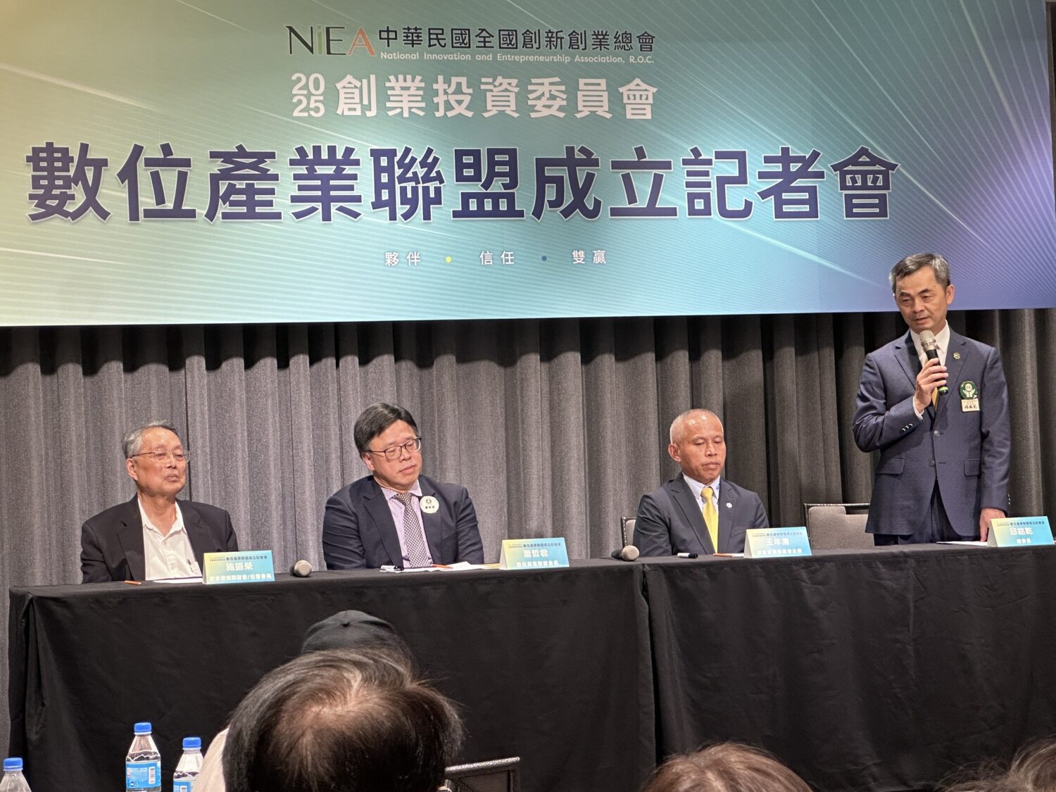 中華民國全國創新創業總會邱銘亁總會長(左一)積極推動青年創業及推動產業聯盟發展。(圖/記者林照東攝)