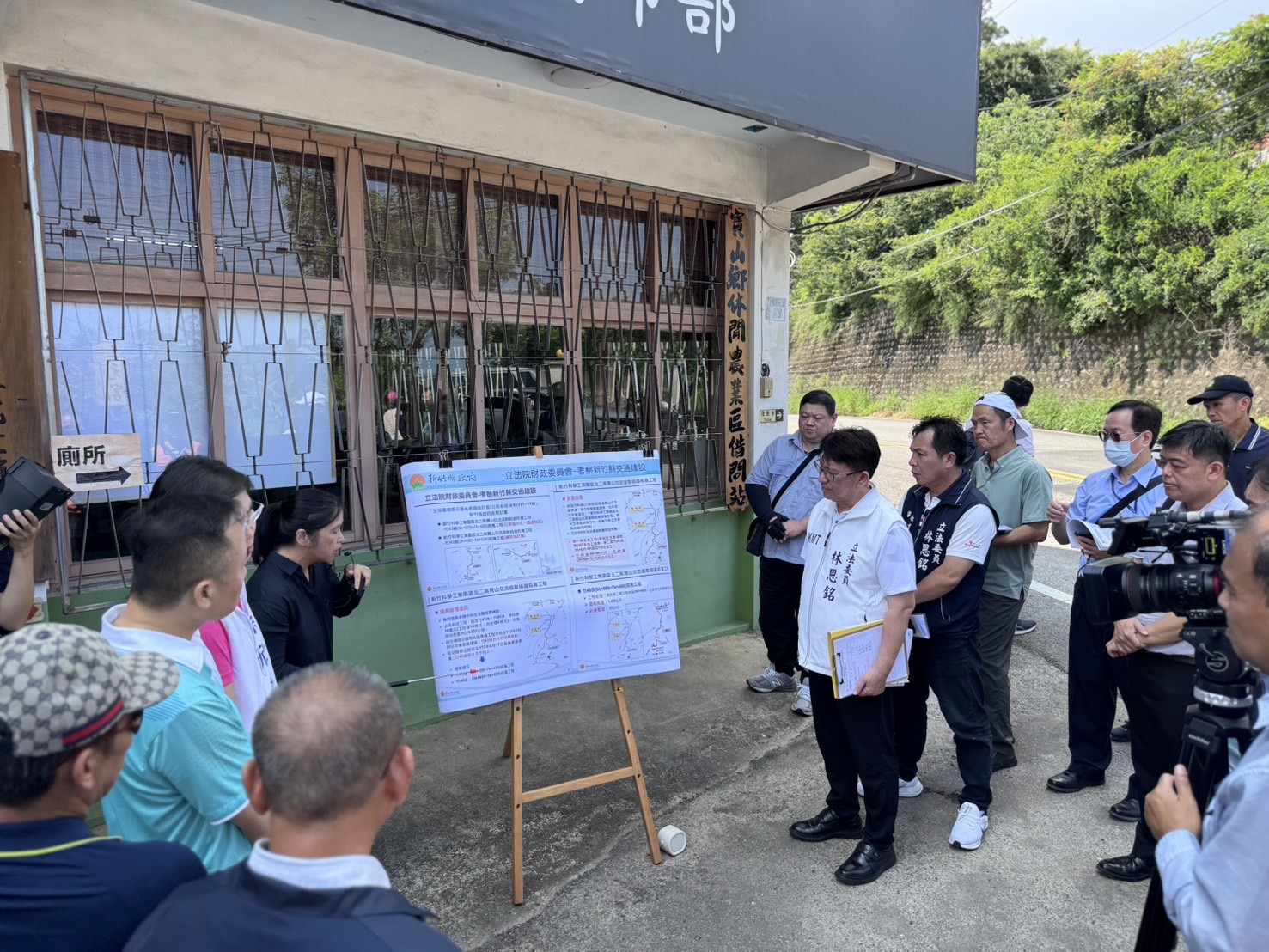 根據新竹縣政府工務處簡報，縣府已向中央申請生活圈道路經費補助。(記者林照東 翻攝)