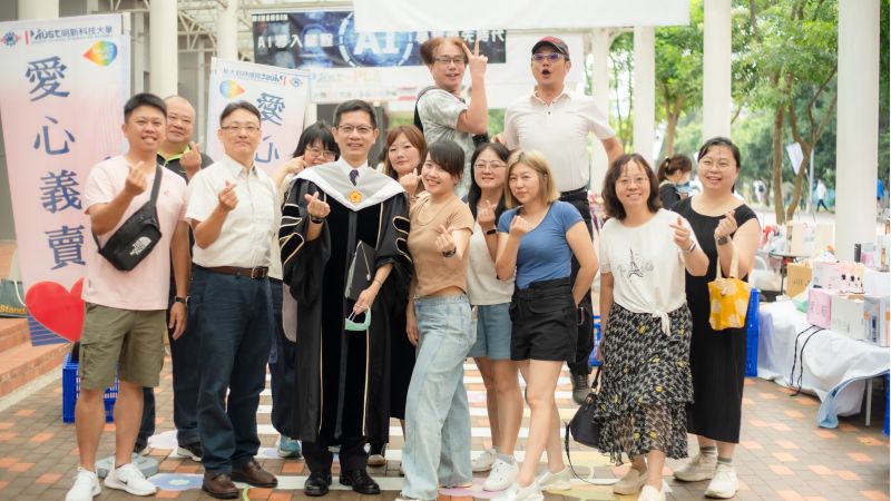 企管系師生設立愛心義賣攤位,吸引師生校友共襄盛舉。(圖/明新科大企管系提供)