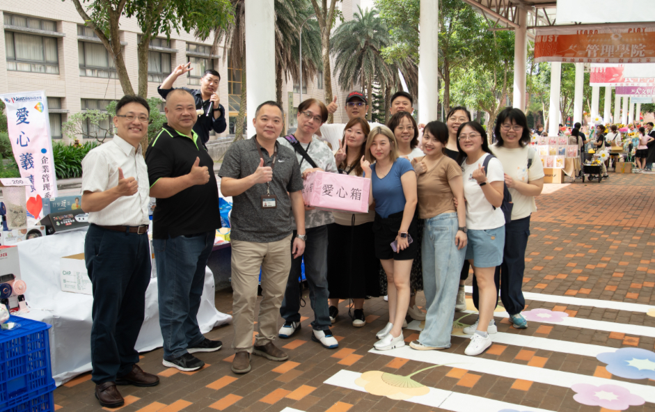 畢典現場結合義賣活動,學生以行動實踐社會關懷。(圖/明新科大企管系提供)