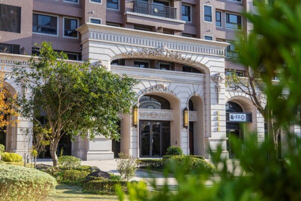 銘鑄五延續鉅慶建設一貫的經典歐風建築語彙,以對稱比例、立體線條與精緻石材,勾勒出沉穩優雅的外觀表情。四併配置結合人性尺度,從建築立面到窗框比例皆細細琢磨,展現銘鑄系列專屬的建築識別與品牌質感。圖/業者提供