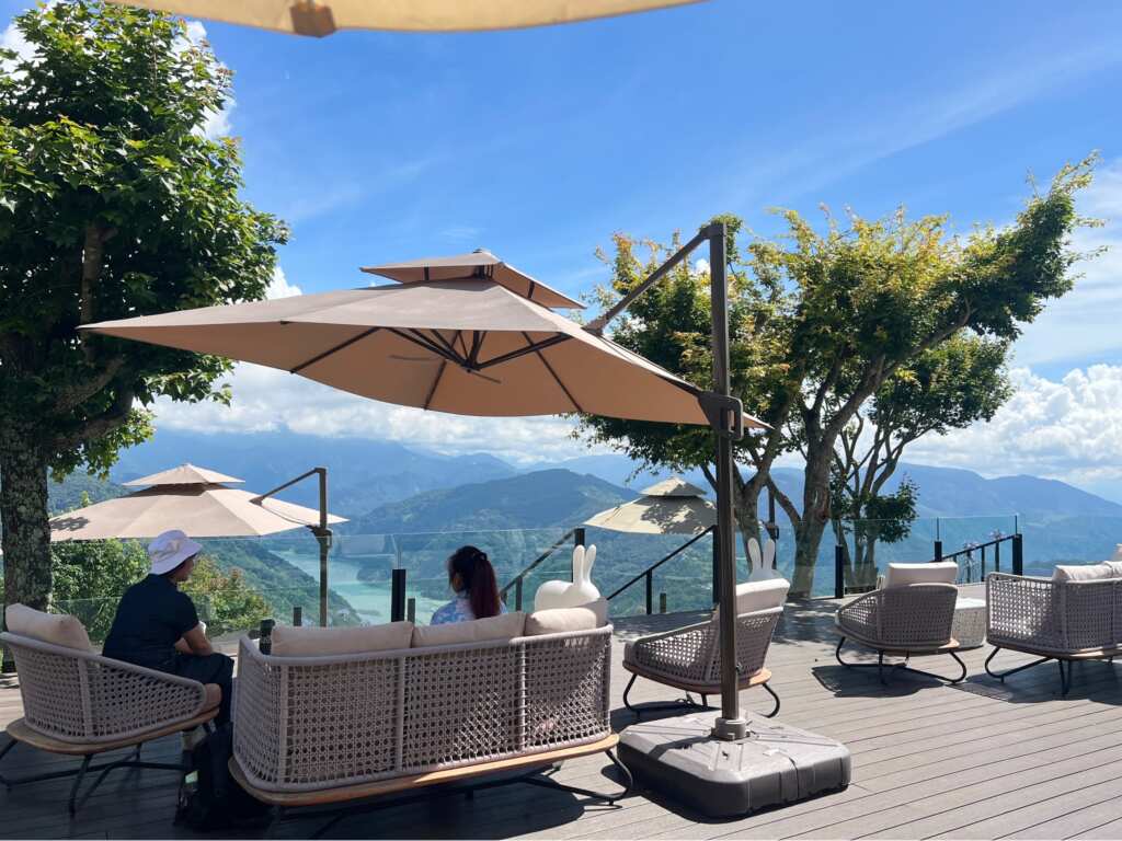 ▲清境明琴莊園愛情花季登場,紫色浪漫點亮雲端假期,與山景美食相遇的夏日盛宴。(記者蘇彩娥攝)