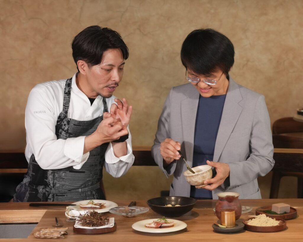 郭庭瑋主廚(左)指導古秀妃主委(右)製作構樹擂茶