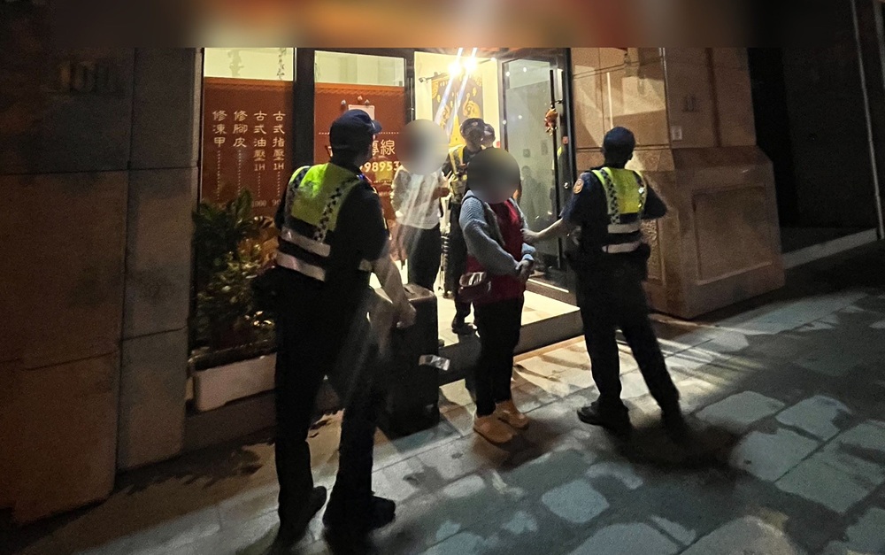 ▲圖說:兩名持觀光簽證泰籍女子逾期在養生館打工,員警當場帶返派出所調查 (圖/台中市政府 提供)