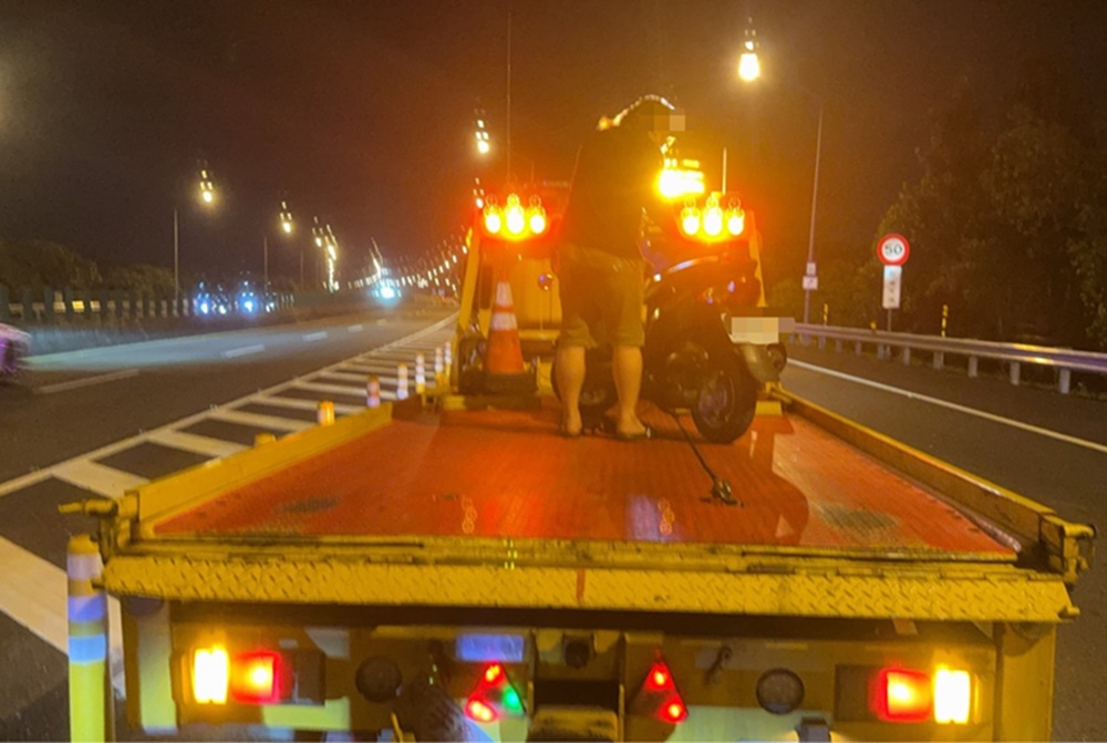 機車上國道 警急攔78歲騎士竟是失智誤闖 242 cnews204250703a12