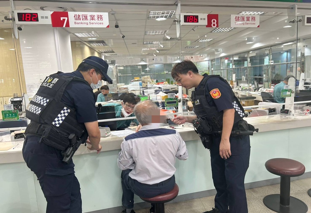 假姪子喊缺10萬貨款 退休男臨櫃匯款遇機警行員保住荷包 210 248250703a04