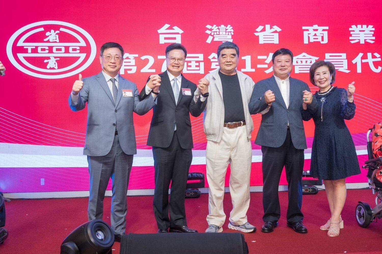 前理事長張榮味(中)也到場祝賀施勝郎理事長(右二)高票當選。(圖/台灣商業總會提供)