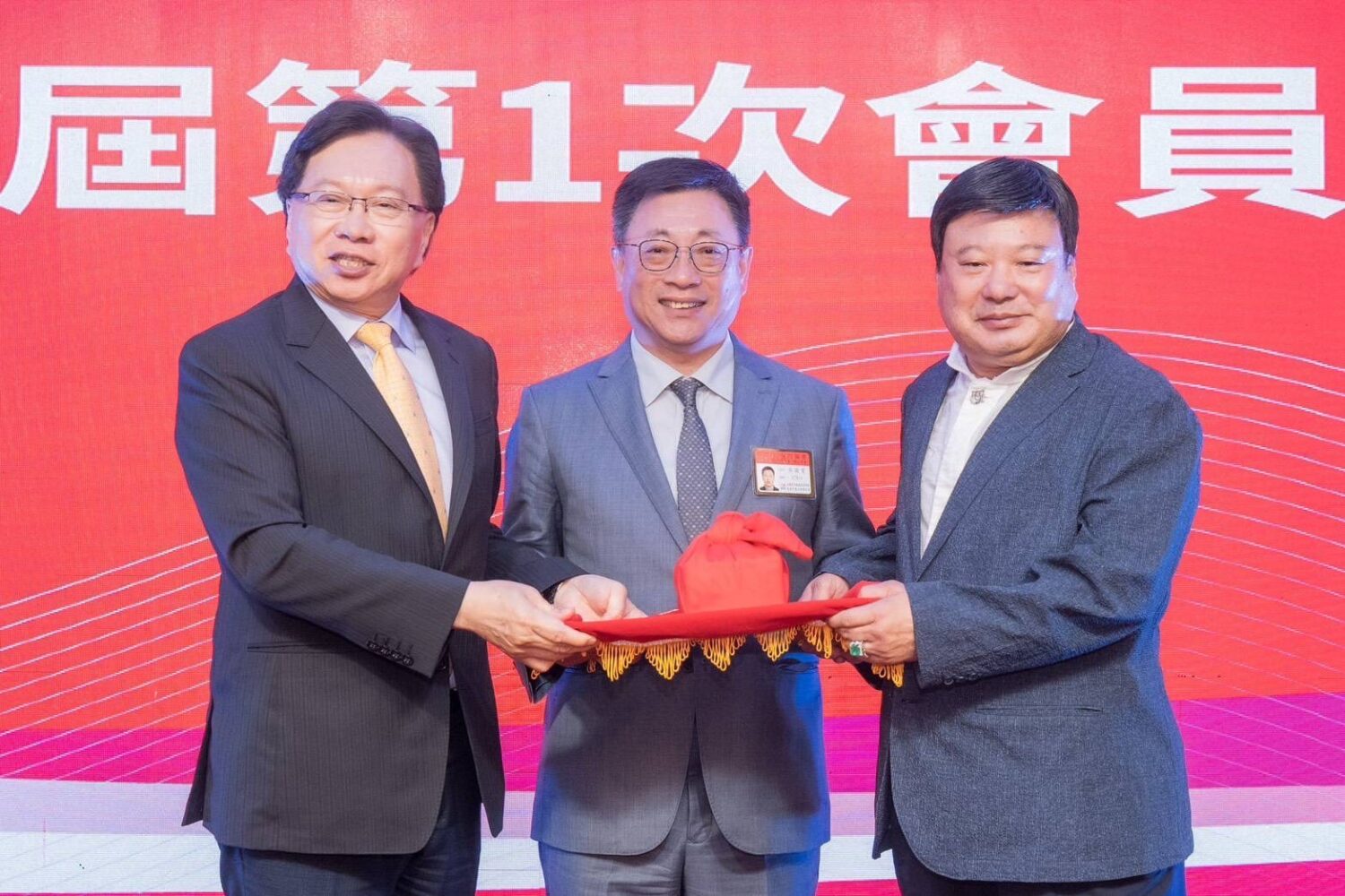 台灣省商業會第二十七屆理事長交接典禮隆重舉行,施勝郎(右)從前任理事長蔡國洲(左)接任印信。(圖/台灣商業總會提供)