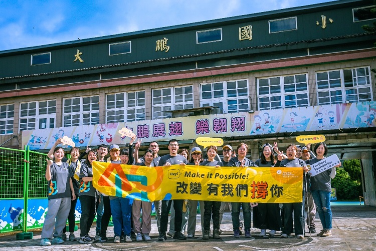 ▲20名遠雄企業志工,前往新北萬區大鵬國小,進行公益修繕。