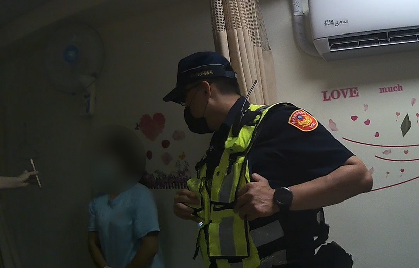 ▲員警出示居留證樣式試圖釐清身分，泰籍女子卻一臉茫然。