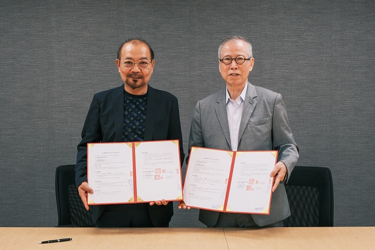 ▲聯合再生能源董事長洪傳獻(右)與銘旺科技集團旗下子公司銘旺綠能董事長周維昆(左)簽署合作備忘錄MOU,光電雙強結盟布局台灣與東南亞再生能源市場。