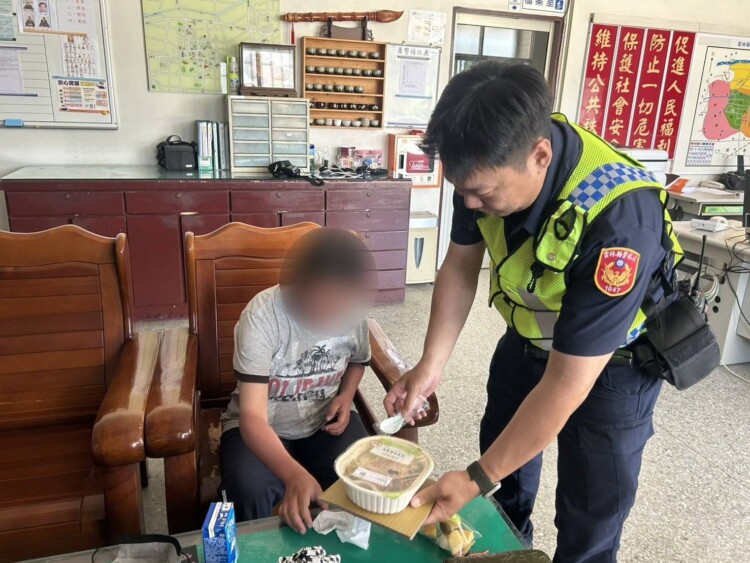 ▲焦急一夜終團圓,虎警積極協尋助迷途女返家。(記者劉春生攝)