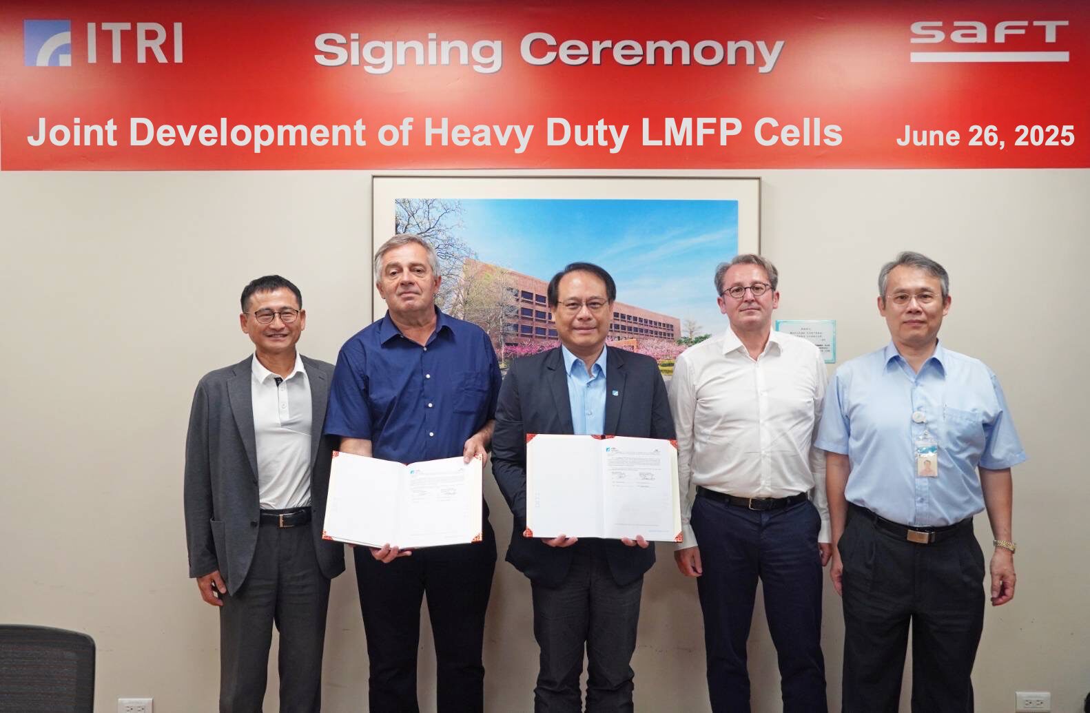工研院攜手法國Saft公司簽署合作協議,強強聯手共同推動LMFP電池的技術驗證與商品化,創造國際合作新典範。圖左起為臺灣泓辰材料(HCM)公司董事長陳宏力、法國Saft公司技術長 Dr. Nechev、工研院材料與化工研究所所長邱國展、法國Saft公司績效長 Mr. Viriot、工研院材料與化工研究所組長廖世傑