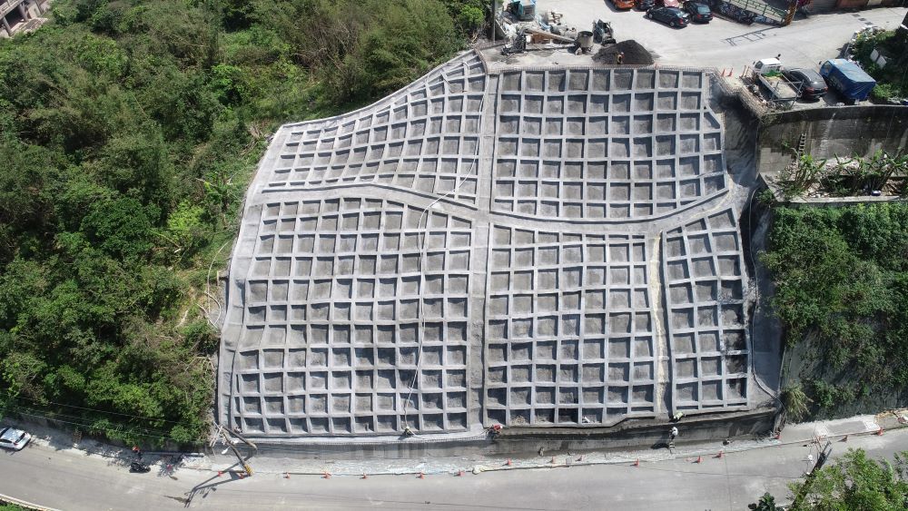 深化城市韌性 新北7/7道路災害復建工程技術研討會 2 《圖說》「新北市道路災害復建工程技術研討會」,邀請產官學研代表探討復建技術與預防策略。圖為瑞芳區阿美家園邊坡坍方修復完成。〈工務局提供〉