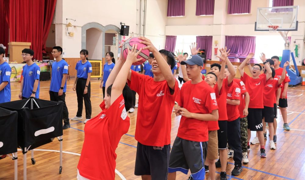 《圖說》透過傳球遊戲，讓運動員開心地享受運動帶來的樂趣。〈教育局提供〉