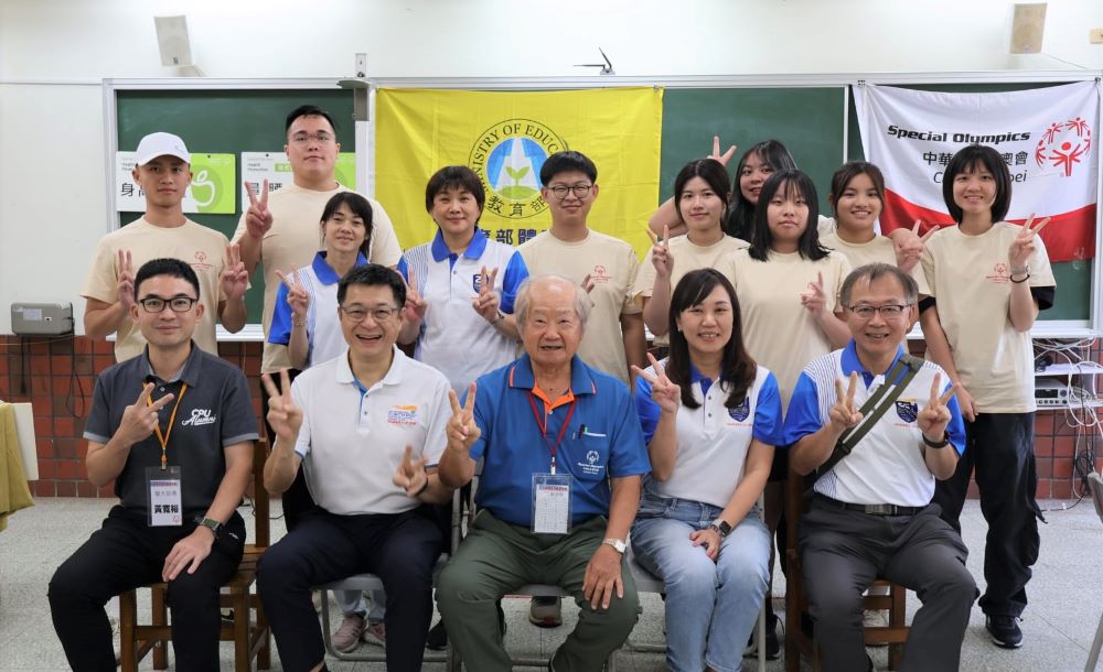 《圖說》中華台北特奧會李錫津理事長親自到場勉勵，另結合弘光科技大學志工為運動員進行。〈教育局提供〉