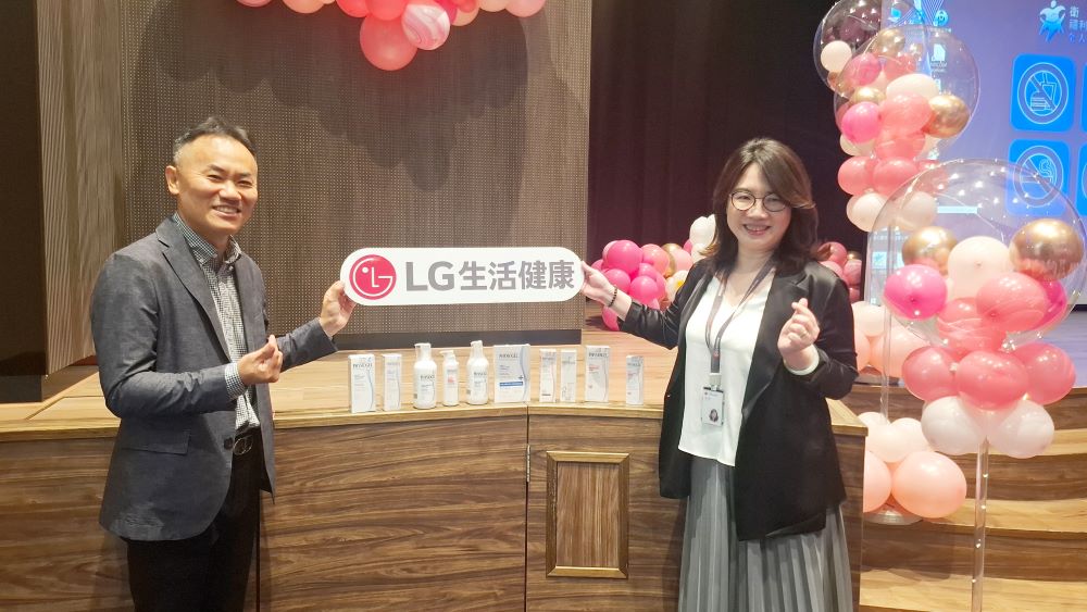 謝謝辛苦了! LG捐650萬物資力挺白衣天使 4 《圖說》LG生活健康翟守信總經理(左)、侯彤縈總監(右)代表捐贈美妝生活用品。〈臺北醫院提供〉