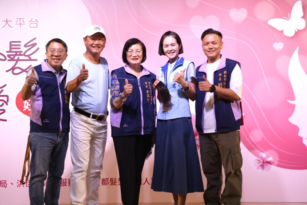10年不間斷 絲絲秀髮共織愛捐髮助癌友 2 《圖說》新北市議員洪佳君(右2)為了捐髮,剪成清湯掛麵高中生的模樣,中為社會局長李美珍,左一社會局主秘黃逢明。〈社會局提供〉