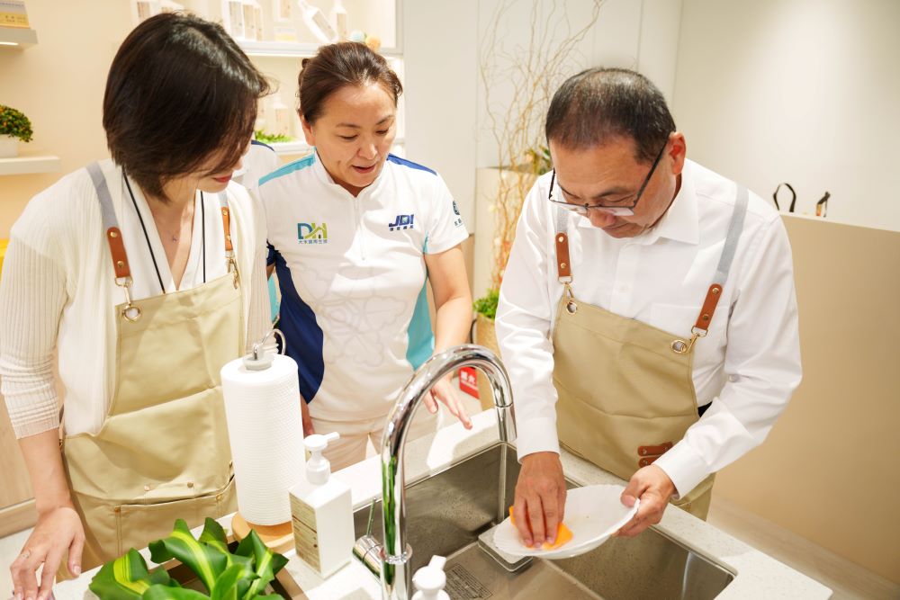五家經典店鋪華麗變身 「老店新妝」翻轉新莊廟街 4 《圖說》侯友宜市長至「WASHWISE聰明洗」體驗環保無毒的洗滌體驗。〈青年局提供〉